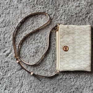 Micheal Kors crossbody purse